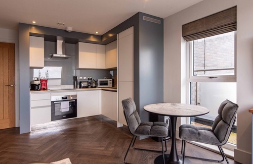 West Bridgford Apartment | Rectory Road - Luxurious 1bedroom flat with balcony complete with seating.