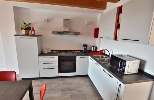 Marciaga Apartment | Red Apartment in Marciaga di Costermano