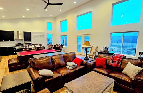 Sweetwater House | RED BARN @ BEAR LAKE - Luxury & Spacious Vacation Retreat & Ideal Beach Access