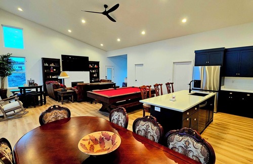 Sweetwater House | RED BARN @ BEAR LAKE - Luxury & Spacious Vacation Retreat & Ideal Beach Access