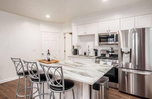 Merion Village Apartment | Red Brick Getaway - Columbus