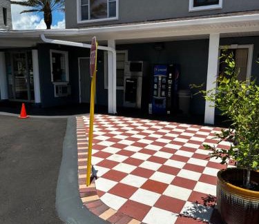 South Daytona Hotel | Red Carpet Inn Daytona Beach