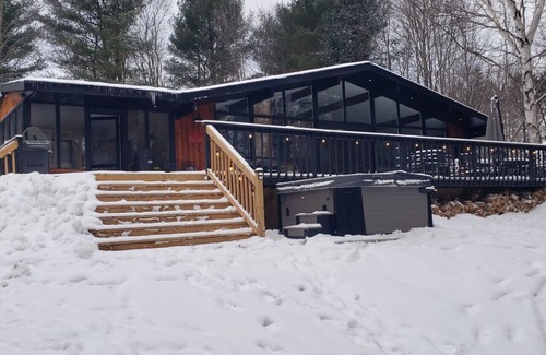 Minden Hills Ski Chalet | Red Cedar Chalet on Brady Laken(Sauna and hot tub)
