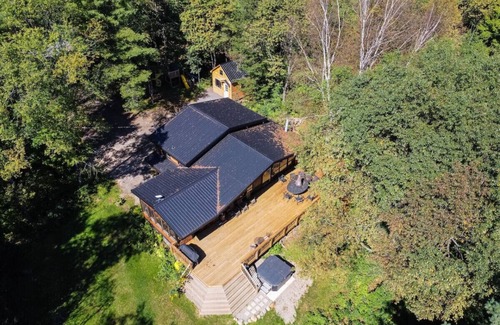 Minden Hills Ski Chalet | Red Cedar Chalet on Brady Laken(Sauna and hot tub)