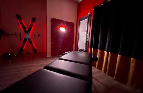 Killeen House | Red Chamber Tx King Spa & Couples Retreat