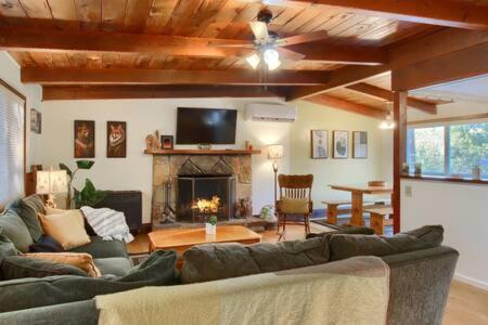 Oakhurst Apartment | Red Door Cottage Fireplace bbq 12 mi to Yosemite