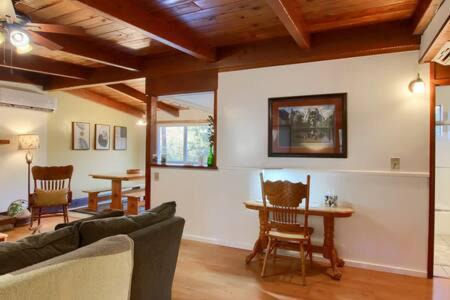 Oakhurst Apartment | Red Door Cottage Fireplace bbq 12 mi to Yosemite