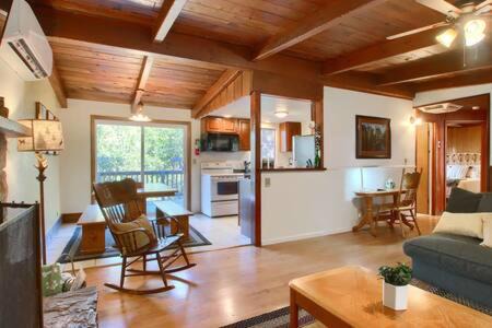 Oakhurst Apartment | Red Door Cottage Fireplace bbq 12 mi to Yosemite