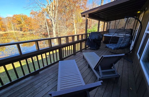 Streetsboro Cabin | Red Fox Run At Heron Hill Retreat Hot Tub on Lake!