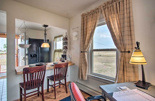 Laramie House | Red Gates Cottage 3 Miles to University!