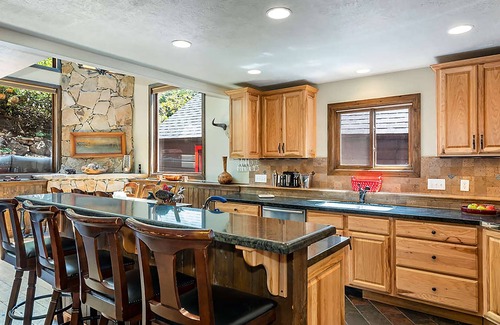 Park City Cabin | Red Hawk by AvantStay | Charming Cabin w/Theatre & Spa 5mins to Deer Valley Mtn