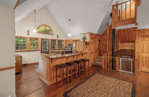 Wardsboro House | Red Hemlock Retreat | Hot Tub & Close To Mountains