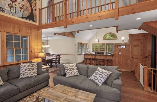 Wardsboro House | Red Hemlock Retreat | Hot Tub & Close To Mountains