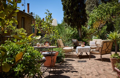 Montepulciano Apartment | Red