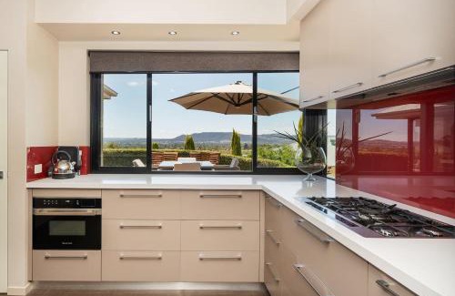 Central Mudgee House | Red Lotus Guesthouse - A Grand Valley Views Escape