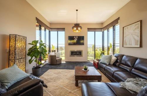 Central Mudgee House | Red Lotus Guesthouse - A Grand Valley Views Escape