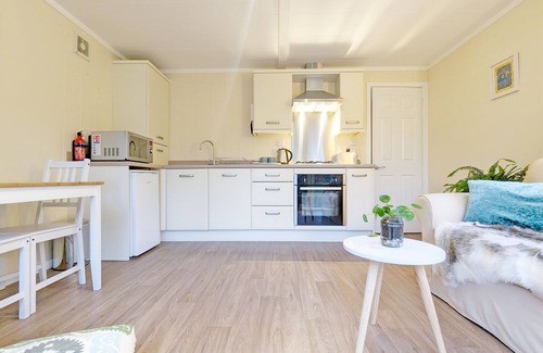 Chichester Cottage | Red Oak - Bosham - a lodge/cabin that sleeps 3 guests in 1 bedroom