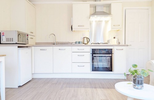 Chichester Cottage | Red Oak - Bosham - a lodge/cabin that sleeps 3 guests in 1 bedroom