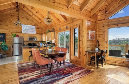 Primrose Cabin | Red River Gorge Cabin with Hot Tub~AMAZING VIEW~Pool Table~Perfect for groups