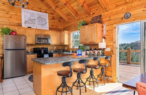 Primrose Cabin | Red River Gorge Cabin with Hot Tub~AMAZING VIEW~Pool Table~Perfect for groups