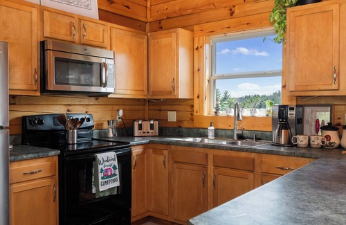 Primrose Cabin | Red River Gorge Cabin with Hot Tub~AMAZING VIEW~Pool Table~Perfect for groups