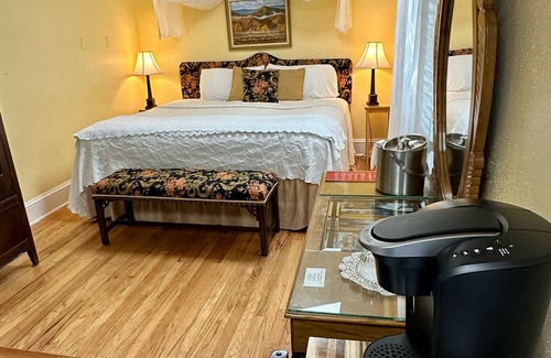 Black Mountain Bed & Breakfast | Red Rocker Inn