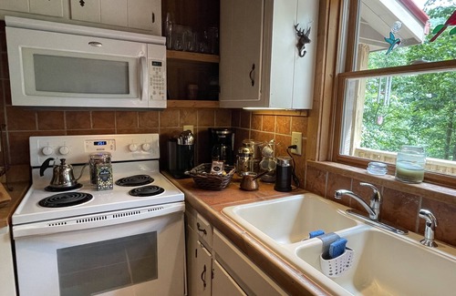 Roseland Cottage | Red Roof Cottage, a romantic mountain getaway. Great hiking and fishing.