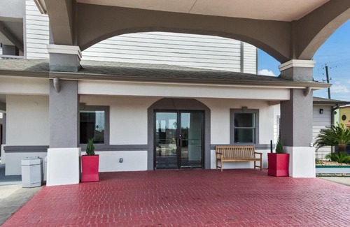 Galveston Hotel | Red Roof Inn PLUS + Galveston - Beachfront