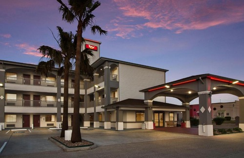 Galveston Hotel | Red Roof Inn PLUS + Galveston - Beachfront