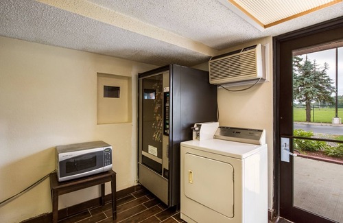 Saginaw Hotel | Red Roof Inn Saginaw - Frankenmuth