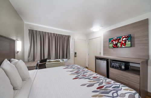 Arena District Hotel | Red Roof Inn San Antonio E - Frost Bank Center