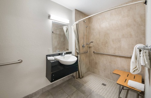 Arena District Hotel | Red Roof Inn San Antonio E - Frost Bank Center