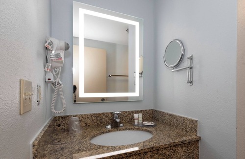 New Castle Hotel | Red Roof Inn & Suites Wilmington - New Castle