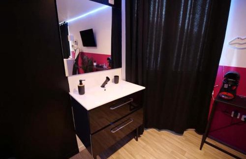 Croix Apartment | Red Room - Olympe Suites & Spa Lille, Croix, Roubaix