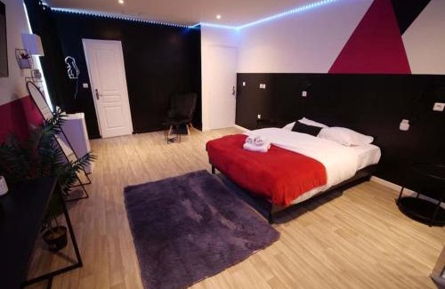 Croix Apartment | Red Room - Olympe Suites & Spa Lille, Croix, Roubaix