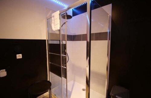 Croix Apartment | Red Room - Olympe Suites & Spa Lille, Croix, Roubaix