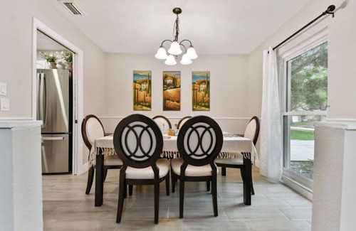Temple Terrace House | Red Royalty Pool, King Bed, Yard