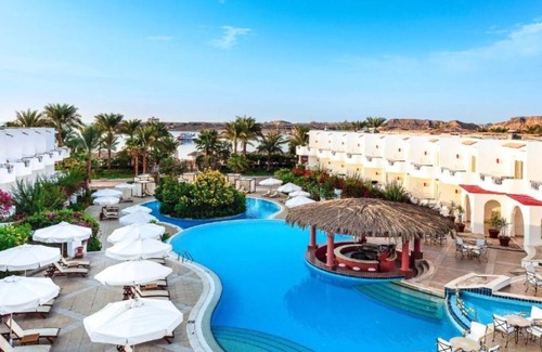Ras Umm Sid Hotel | Red Sea Adults-Only Resort w/Pools, Spa, Tennis & Vibrant Local Vibes l 2 Rooms