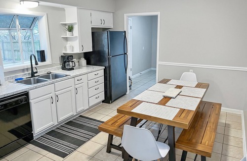 Springfield House | Red Tail Cottage: Full Fence, Hammock Chair, Walk to Bass Pro, Movie Night