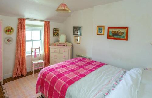 Trefor House | Red - Uk43121