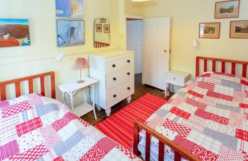 Trefor House | Red - Uk43121