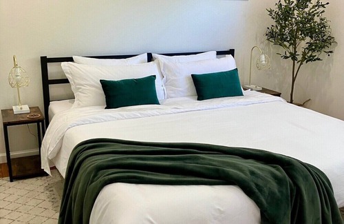 Redding House | Redding's Cozy Retreat With Hot Tub - Minutes from downtown Redding and Bethel church.