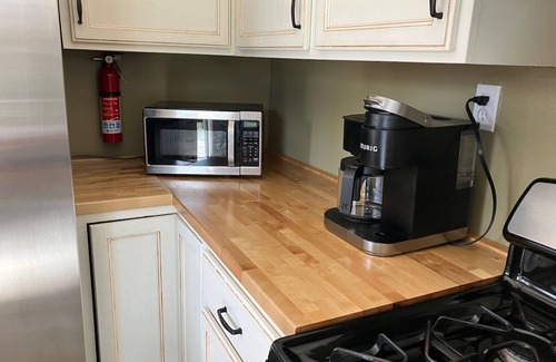 Redding House | Redding's Cozy Retreat With Hot Tub - Minutes from downtown Redding and Bethel church.