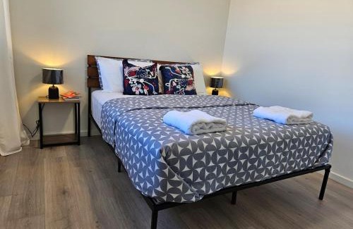 Box Hill Apartment | RedFlamesRetreat-Free WIFI & Parking-Walk to public transport-Quiet St & FamilyFriendly