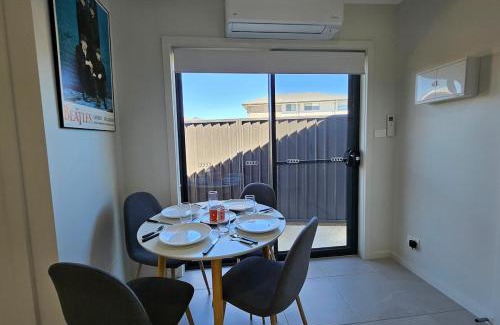 Box Hill Apartment | RedFlamesRetreat-Free WIFI & Parking-Walk to public transport-Quiet St & FamilyFriendly