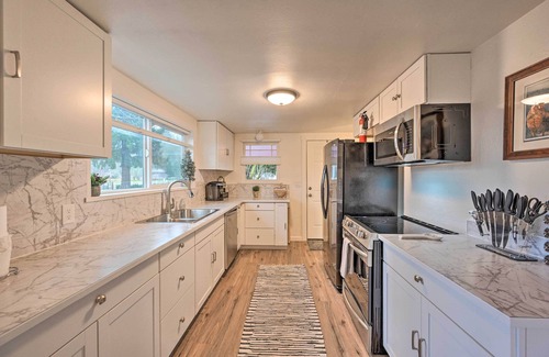 Redmond House | Redmond Farmhouse on 2 Acres w/Deck & Grill!