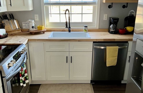 Pikeville Cottage | REDUCED RATES! Cute-Clean 2B-2B cottage with hot tub-Pet friendly-Minutes to FCF