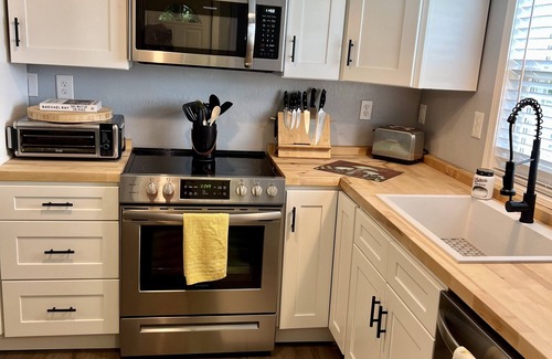 Pikeville Cottage | REDUCED RATES! Cute-Clean 2B-2B cottage with hot tub-Pet friendly-Minutes to FCF