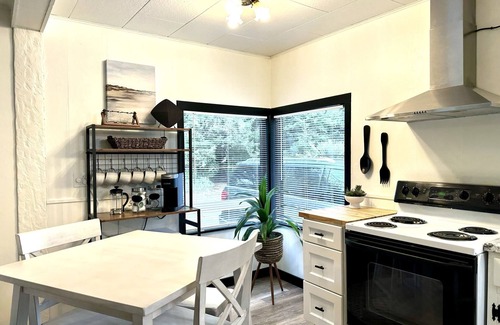 Crescent City Cottage | Redwood Trails & Ocean Access 5 Mins Away