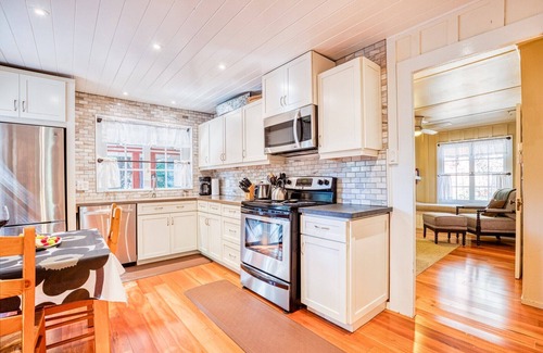 Guerneville Cabin | RedwoodRetreat:Happy & Bright Family Redwood Cabin!Walk to River!WIFI/AC/HtTb